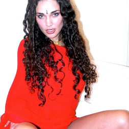 Robyn Hunter in 'Killergram' Get Up Close (Thumbnail 1)